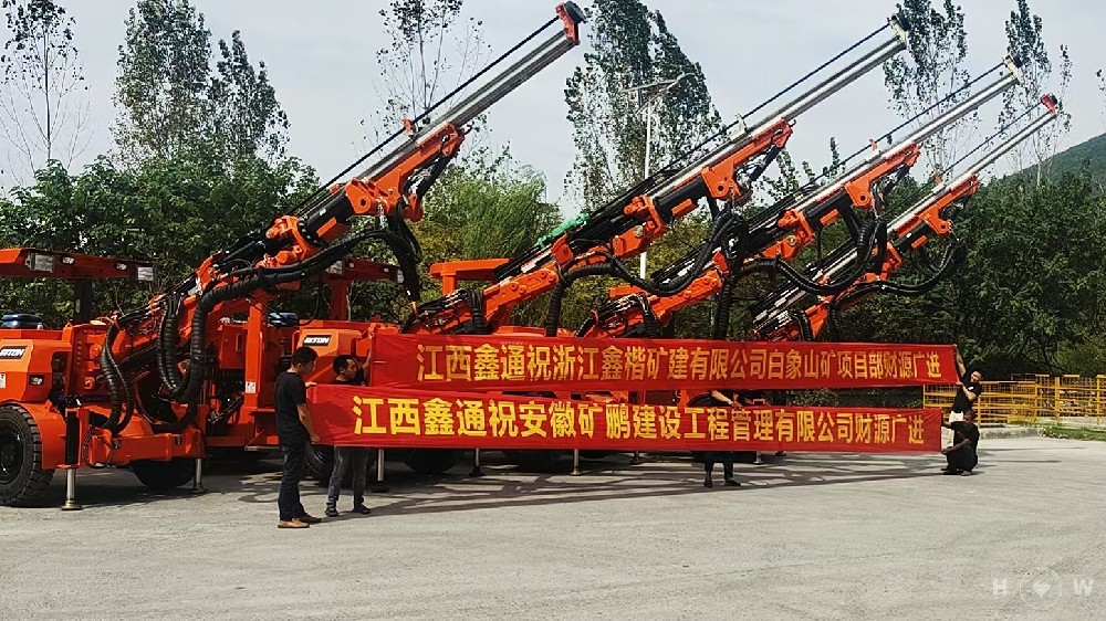 地下采矿装备，，，，，隧道凿岩台车，，，，，掘进钻车，，，，，地下工程设备案例-HJC黄金城--官网-HJC黄金城机械_掘进凿岩台车_混凝土湿喷台车_扒渣机-HJC黄金城