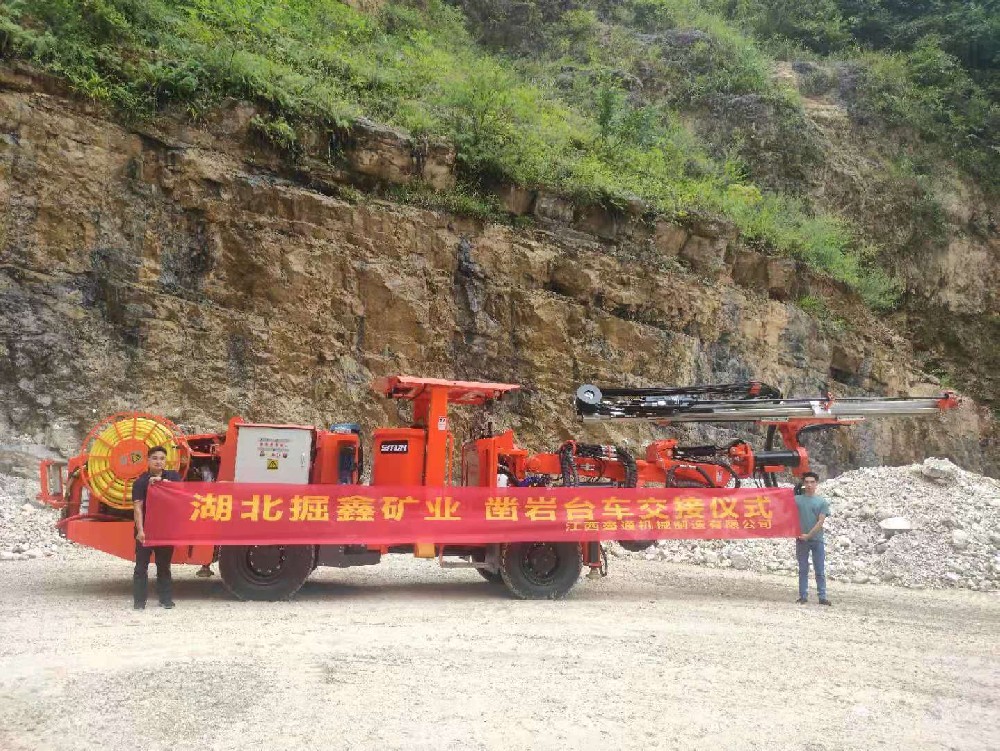 地下采矿装备，，，，，隧道凿岩台车，，，，，掘进钻车，，，，，地下工程设备案例-HJC黄金城--官网-HJC黄金城机械_掘进凿岩台车_混凝土湿喷台车_扒渣机-HJC黄金城