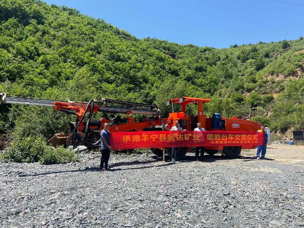 地下采矿装备，，，，隧道凿岩台车，，，，掘进钻车，，，，地下工程设备案例-HJC黄金城--官网-HJC黄金城机械_掘进凿岩台车_混凝土湿喷台车_扒渣机-HJC黄金城