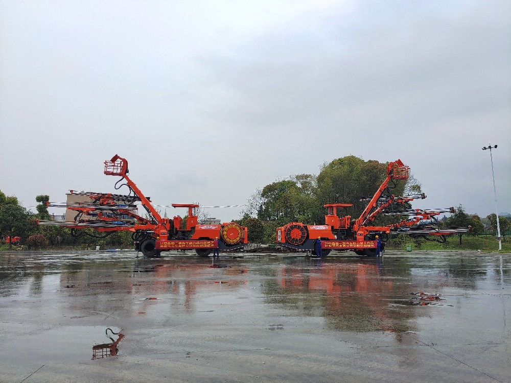 地下采矿装备，，，隧道凿岩台车，，，掘进钻车，，，地下工程设备案例-HJC黄金城--官网-HJC黄金城机械_掘进凿岩台车_混凝土湿喷台车_扒渣机-HJC黄金城