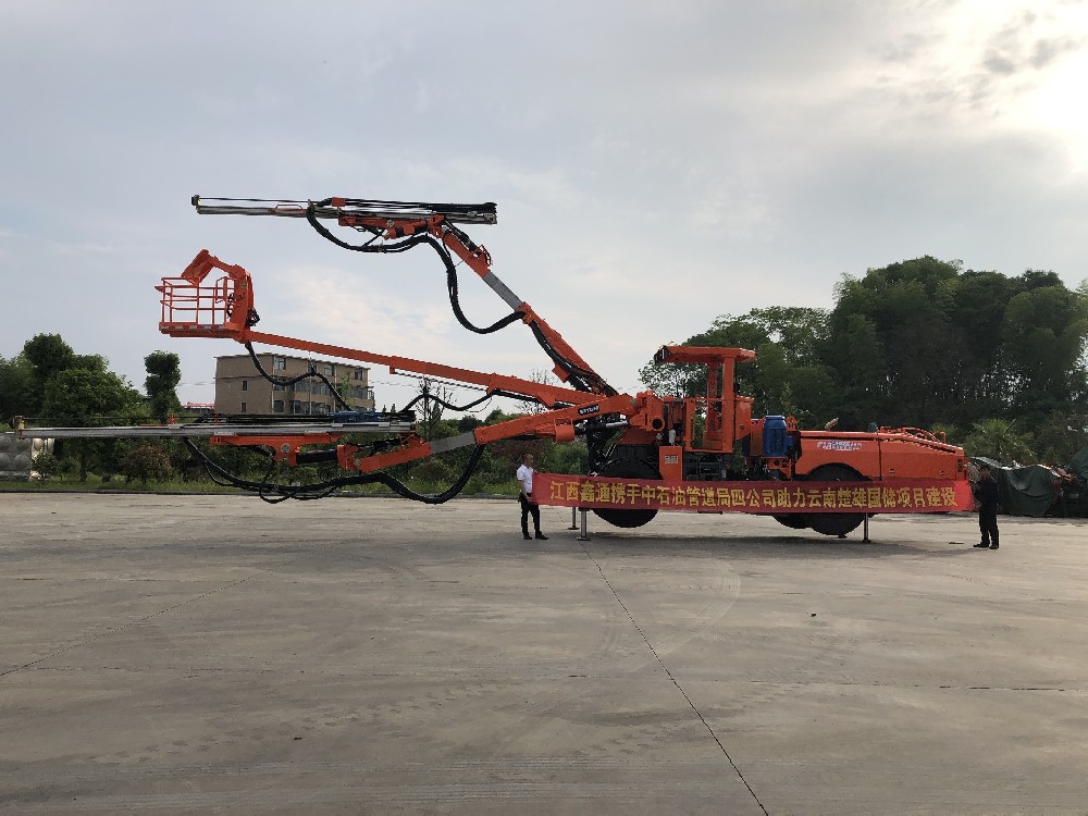 地下采矿装备，，，隧道凿岩台车，，，掘进钻车，，，地下工程设备案例-HJC黄金城--官网-HJC黄金城机械_掘进凿岩台车_混凝土湿喷台车_扒渣机-HJC黄金城