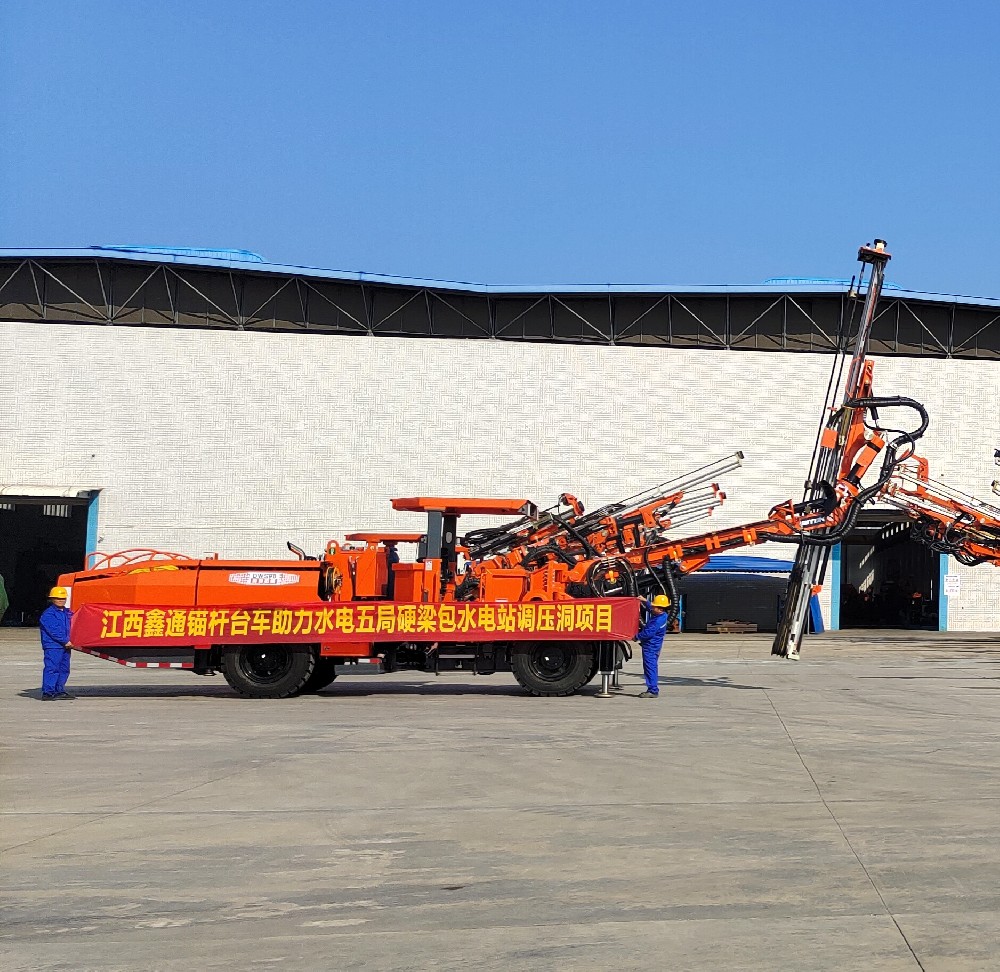 地下采矿装备，，，隧道凿岩台车，，，掘进钻车，，，地下工程设备案例-HJC黄金城--官网-HJC黄金城机械_掘进凿岩台车_混凝土湿喷台车_扒渣机-HJC黄金城