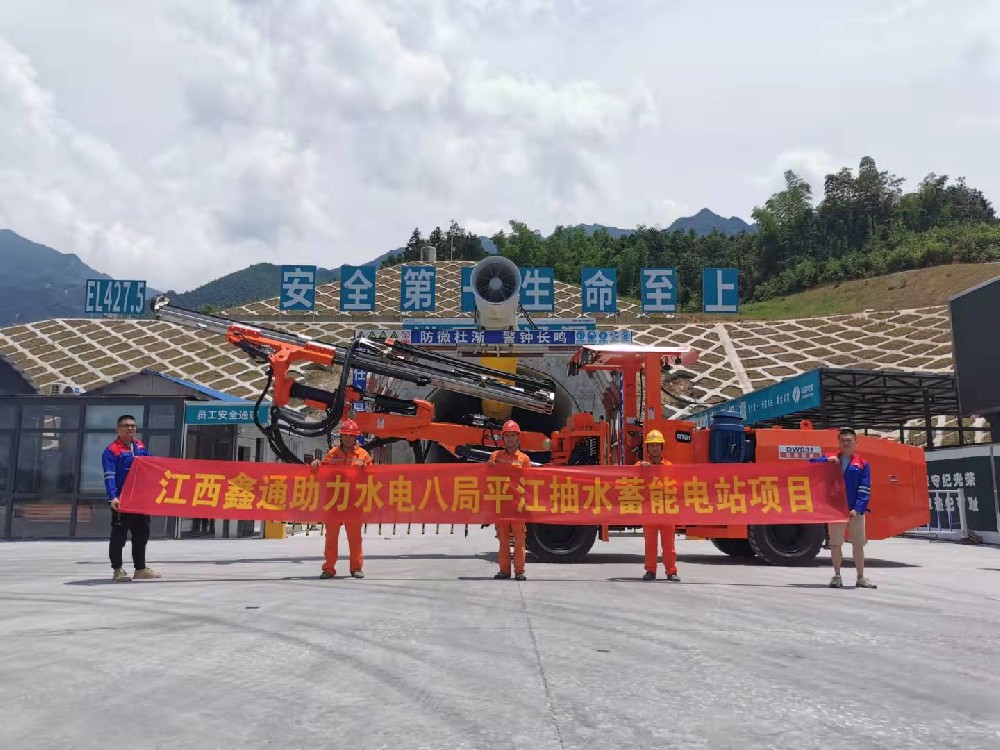 地下采矿装备，，，，，隧道凿岩台车，，，，，掘进钻车，，，，，地下工程设备案例-HJC黄金城--官网-HJC黄金城机械_掘进凿岩台车_混凝土湿喷台车_扒渣机-HJC黄金城