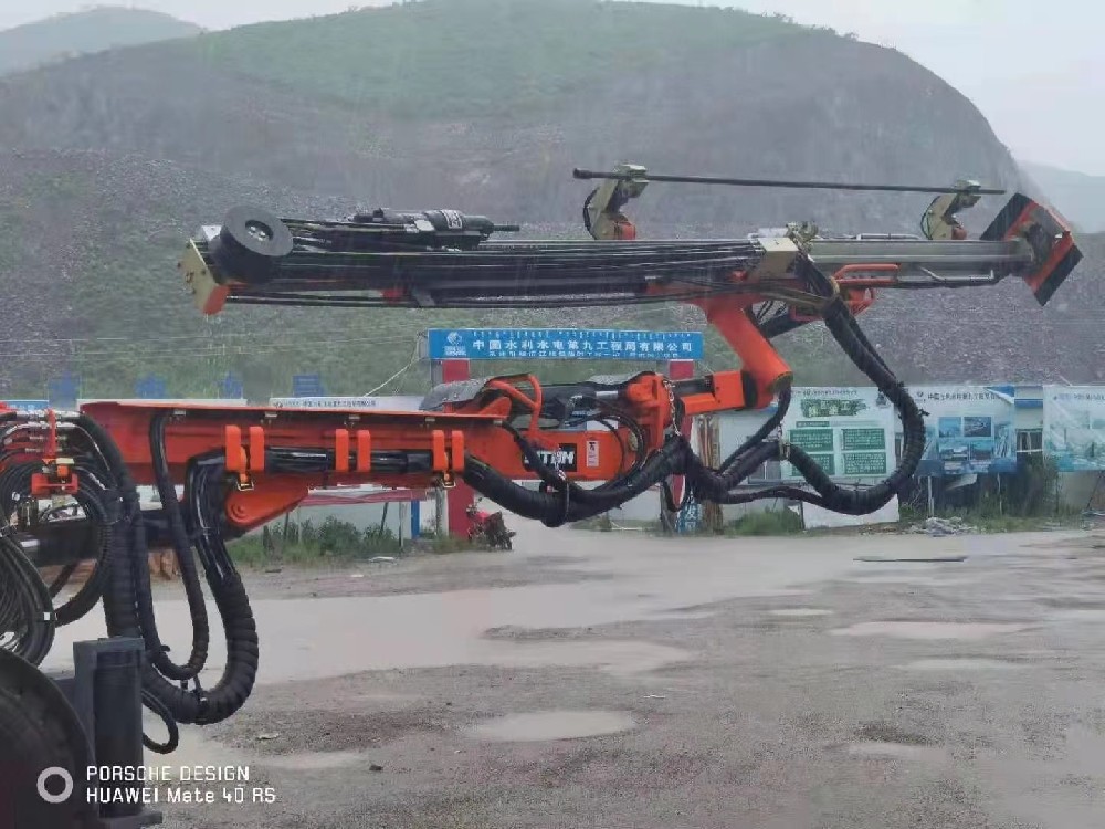 地下采矿装备，，，，，隧道凿岩台车，，，，，掘进钻车，，，，，地下工程设备案例-HJC黄金城--官网-HJC黄金城机械_掘进凿岩台车_混凝土湿喷台车_扒渣机-HJC黄金城