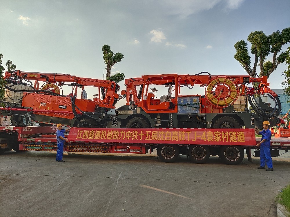 地下采矿装备，，，，，隧道凿岩台车，，，，，掘进钻车，，，，，地下工程设备案例-HJC黄金城--官网-HJC黄金城机械_掘进凿岩台车_混凝土湿喷台车_扒渣机-HJC黄金城