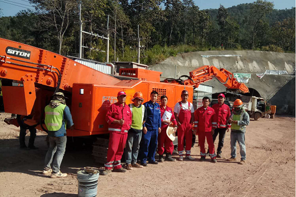 地下采矿装备，，，，隧道凿岩台车，，，，掘进钻车，，，，地下工程设备案例-HJC黄金城--官网-HJC黄金城机械_掘进凿岩台车_混凝土湿喷台车_扒渣机-HJC黄金城
