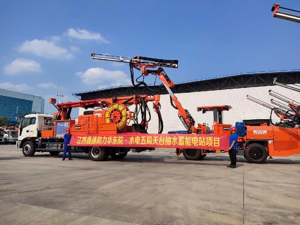 地下采矿装备，，，，隧道凿岩台车，，，，掘进钻车，，，，地下工程设备案例-HJC黄金城--官网-HJC黄金城机械_掘进凿岩台车_混凝土湿喷台车_扒渣机-HJC黄金城
