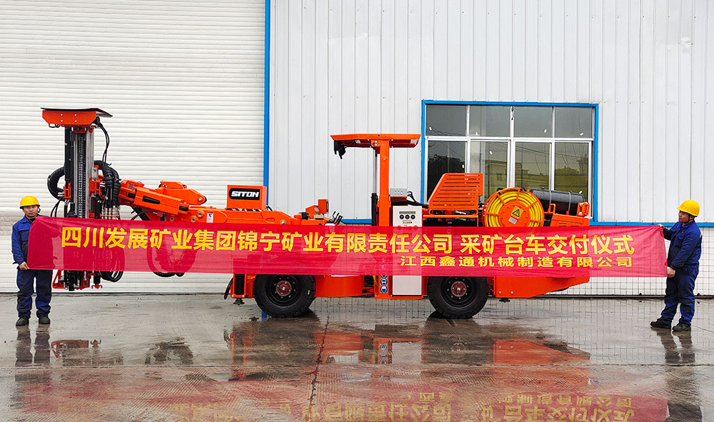 地下采矿装备，，，隧道凿岩台车，，，掘进钻车，，，地下工程设备案例-HJC黄金城--官网-HJC黄金城机械_掘进凿岩台车_混凝土湿喷台车_扒渣机-HJC黄金城