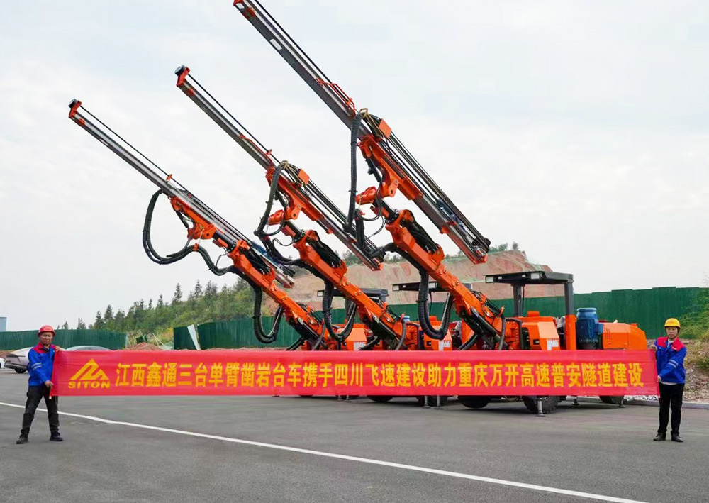 地下采矿装备，，，，隧道凿岩台车，，，，掘进钻车，，，，地下工程设备案例-HJC黄金城--官网-HJC黄金城机械_掘进凿岩台车_混凝土湿喷台车_扒渣机-HJC黄金城