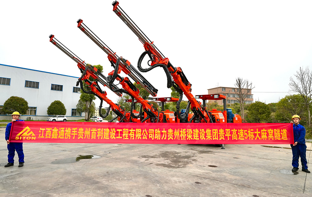 地下采矿装备，，，，隧道凿岩台车，，，，掘进钻车，，，，地下工程设备案例-HJC黄金城--官网-HJC黄金城机械_掘进凿岩台车_混凝土湿喷台车_扒渣机-HJC黄金城