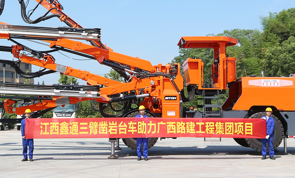 地下采矿装备，，，隧道凿岩台车，，，掘进钻车，，，地下工程设备案例-HJC黄金城--官网-HJC黄金城机械_掘进凿岩台车_混凝土湿喷台车_扒渣机-HJC黄金城