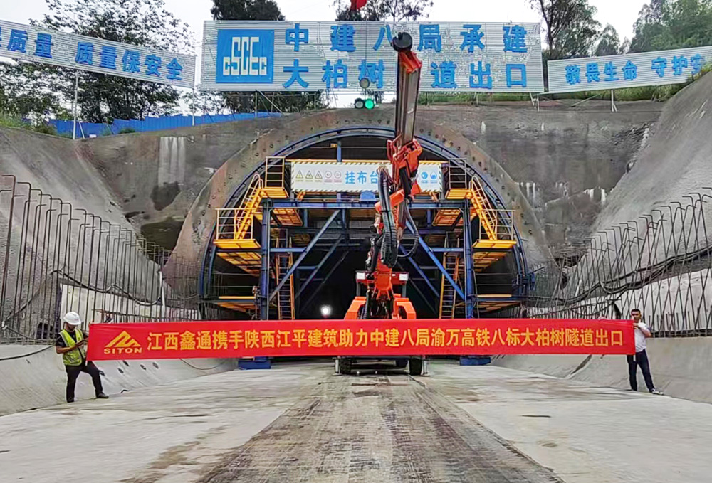 地下采矿装备，，，隧道凿岩台车，，，掘进钻车，，，地下工程设备案例-HJC黄金城--官网-HJC黄金城机械_掘进凿岩台车_混凝土湿喷台车_扒渣机-HJC黄金城
