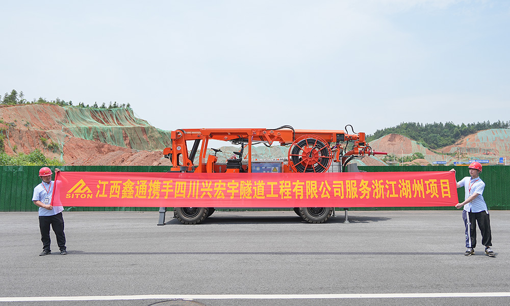 地下采矿装备，，，隧道凿岩台车，，，掘进钻车，，，地下工程设备案例-HJC黄金城--官网-HJC黄金城机械_掘进凿岩台车_混凝土湿喷台车_扒渣机-HJC黄金城