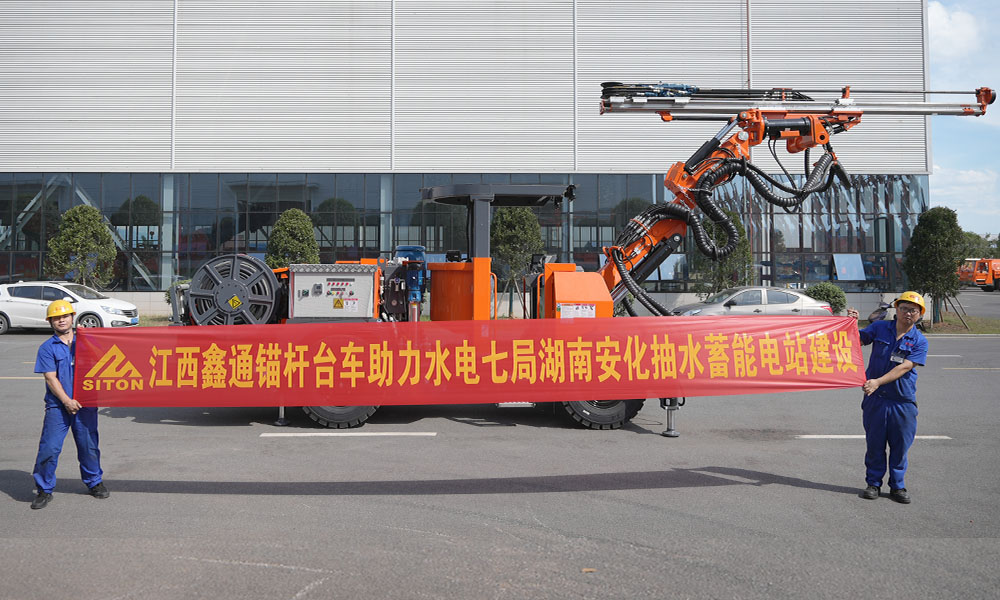 地下采矿装备，，，，隧道凿岩台车，，，，掘进钻车，，，，地下工程设备案例-HJC黄金城--官网-HJC黄金城机械_掘进凿岩台车_混凝土湿喷台车_扒渣机-HJC黄金城